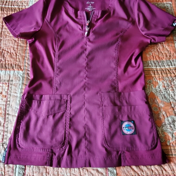 KOI LITE BURGUNDY SCRUB SET